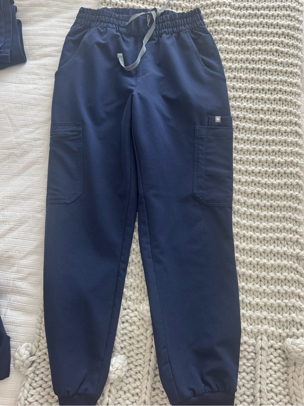 FIGS high waisted Uman relax scrub pant - small petite